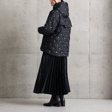 『Function satin pleats』 long skirt BLACKの画像