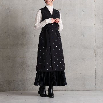 『Function satin pleats』 long skirt BLACKの画像