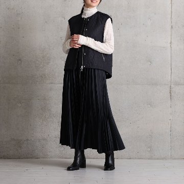 『Function satin pleats』 long skirt BLACKの画像