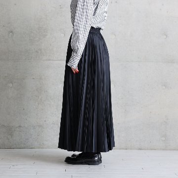 『Function satin pleats』 long skirt BLACKの画像