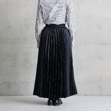 『Function satin pleats』 long skirt BLACKの画像