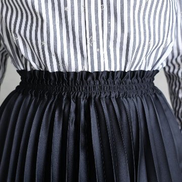 『Function satin pleats』 long skirt BLACKの画像