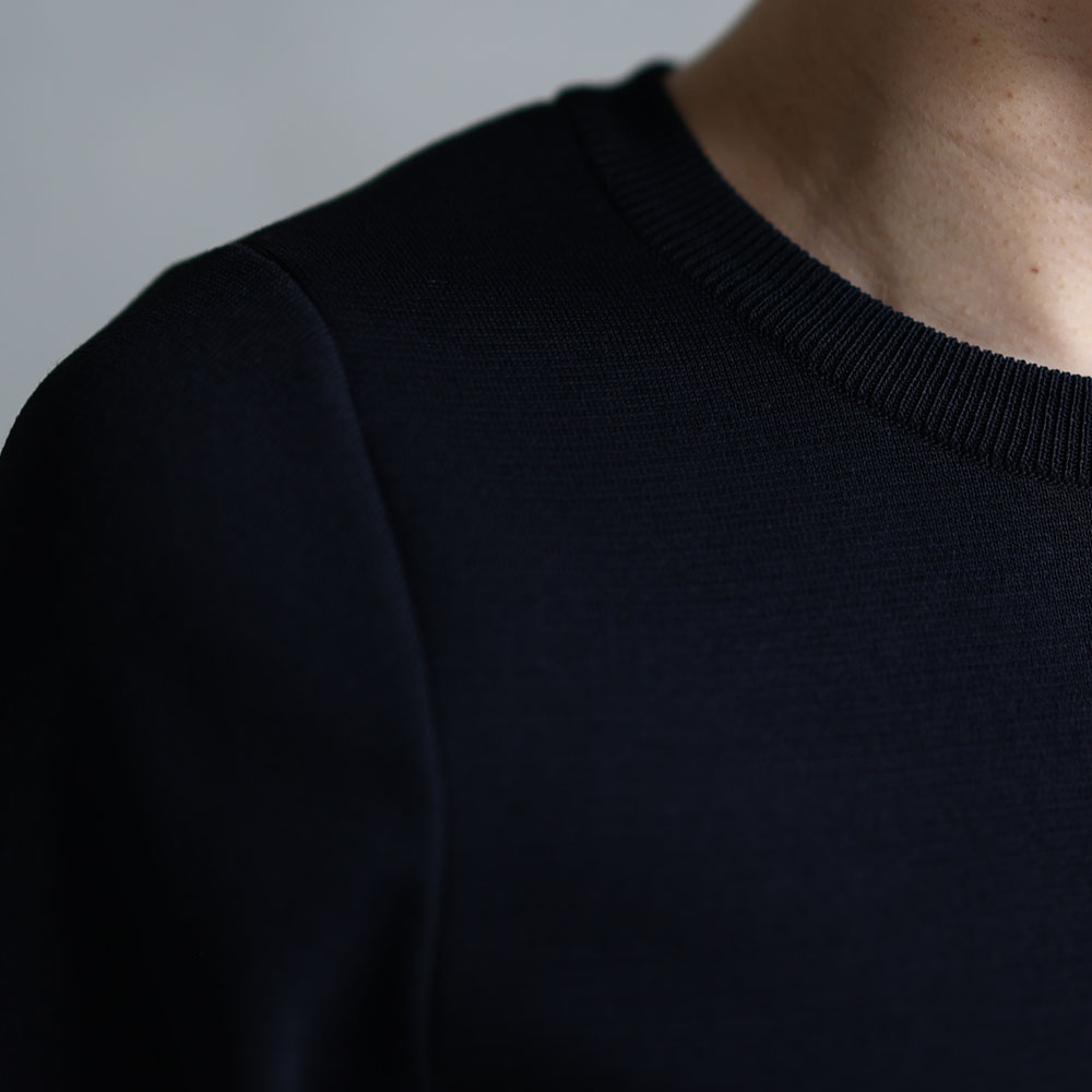 『Earring cuffs　knit』 Crew-neck knit NAVYの画像