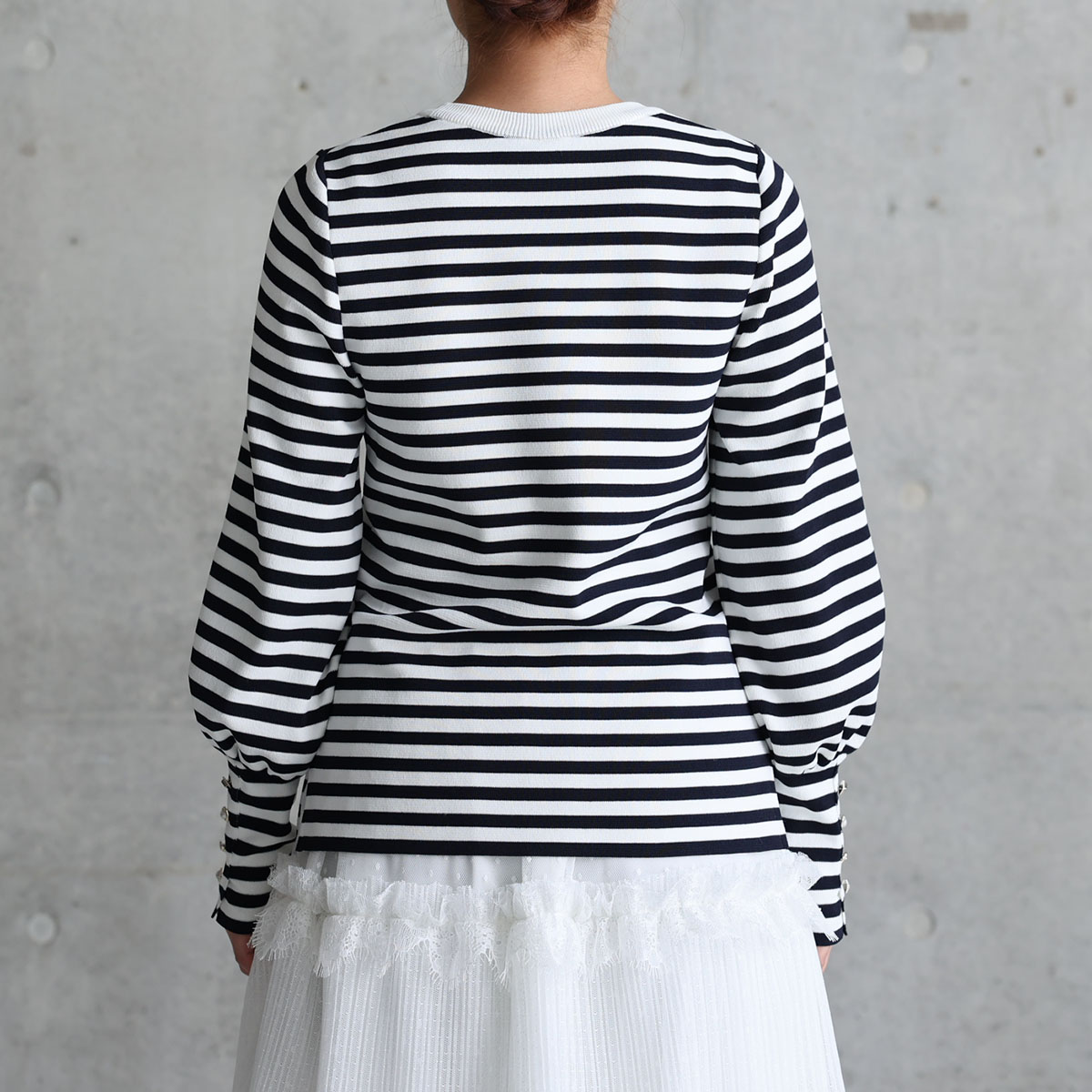 『Earring cuffs　knit』 Crew-neck knit　WHITE×NAVYの画像