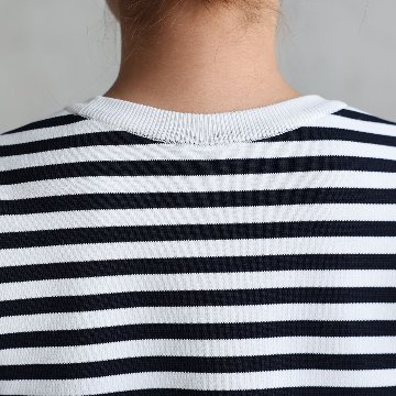 『Earring cuffs　knit』 Crew-neck knit　WHITE×NAVYの画像