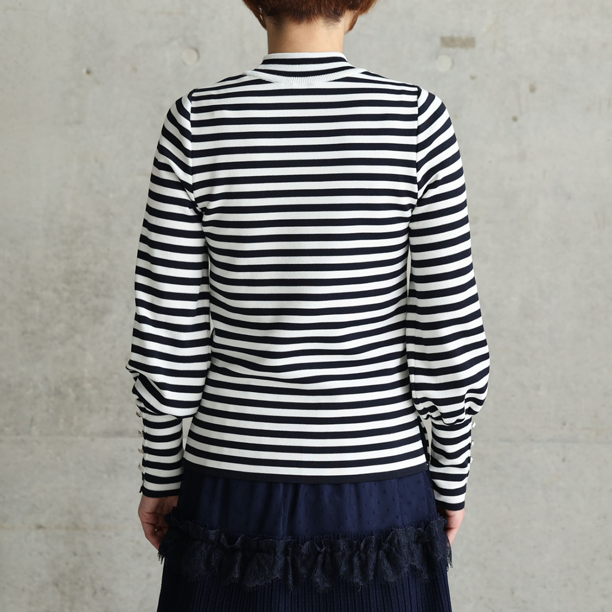 『Earring cuffs　knit』 High-neck knit　WHITE×NAVYの画像