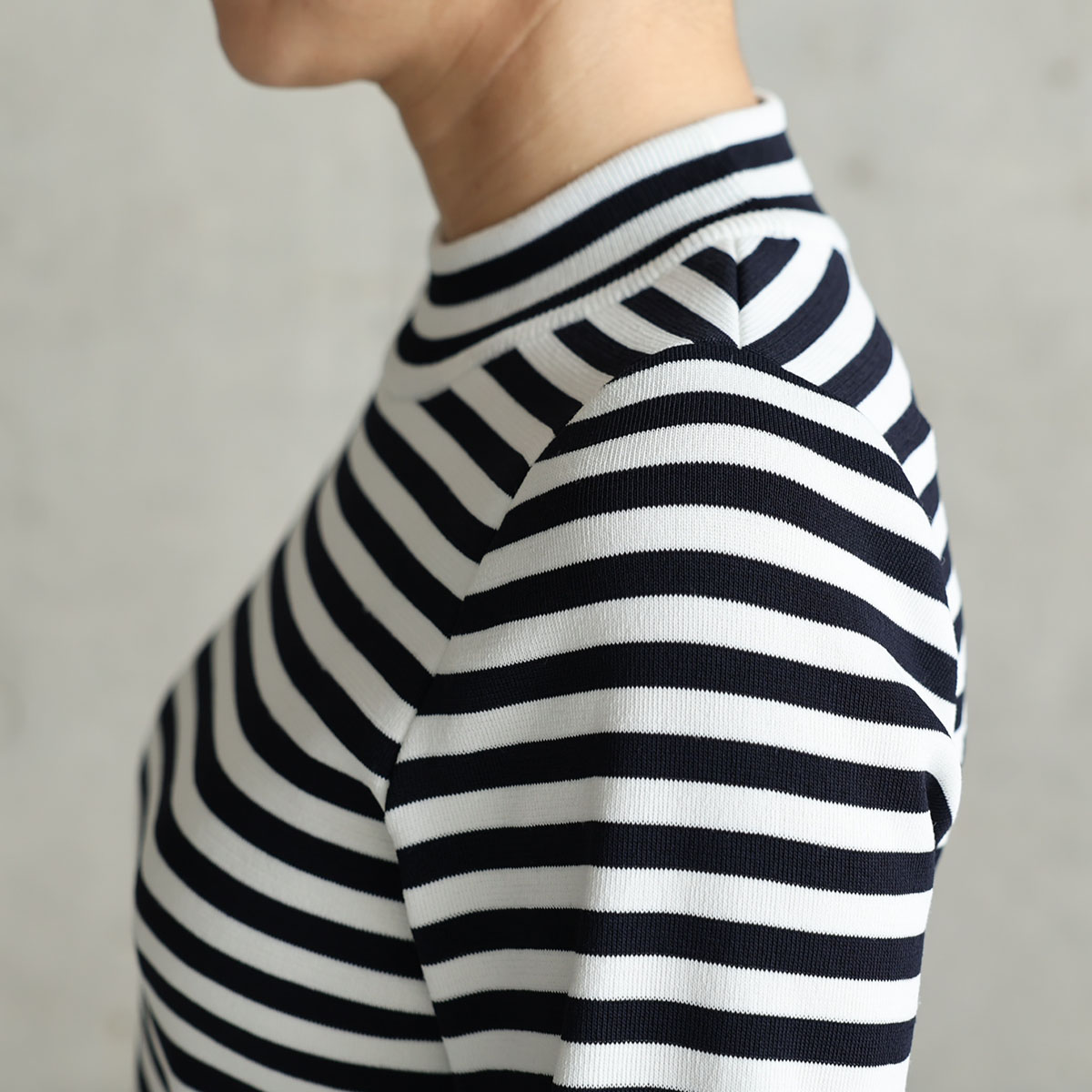 『Earring cuffs　knit』 High-neck knit　WHITE×NAVYの画像