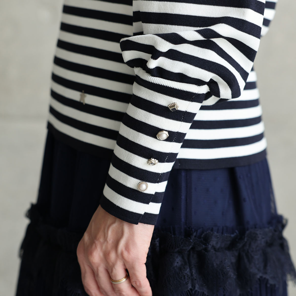 『Earring cuffs　knit』 High-neck knit　WHITE×NAVYの画像