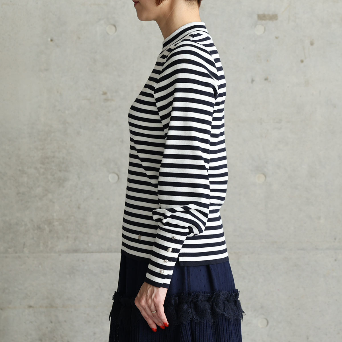 『Earring cuffs　knit』 High-neck knit　WHITE×NAVYの画像