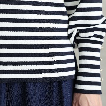 『Earring cuffs　knit』 High-neck knit　WHITE×NAVYの画像