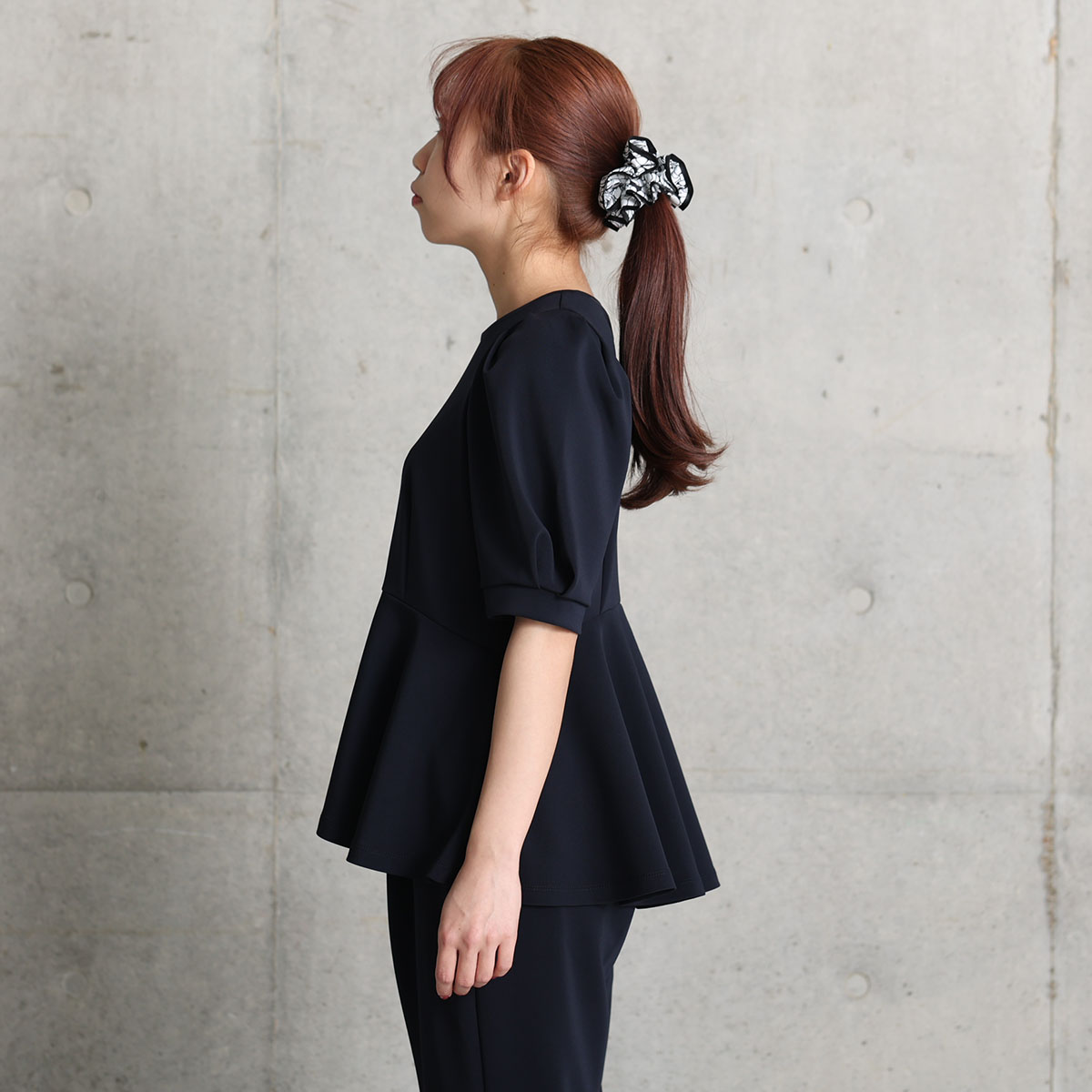 『Drape knit』 peplum tops NAVYの画像