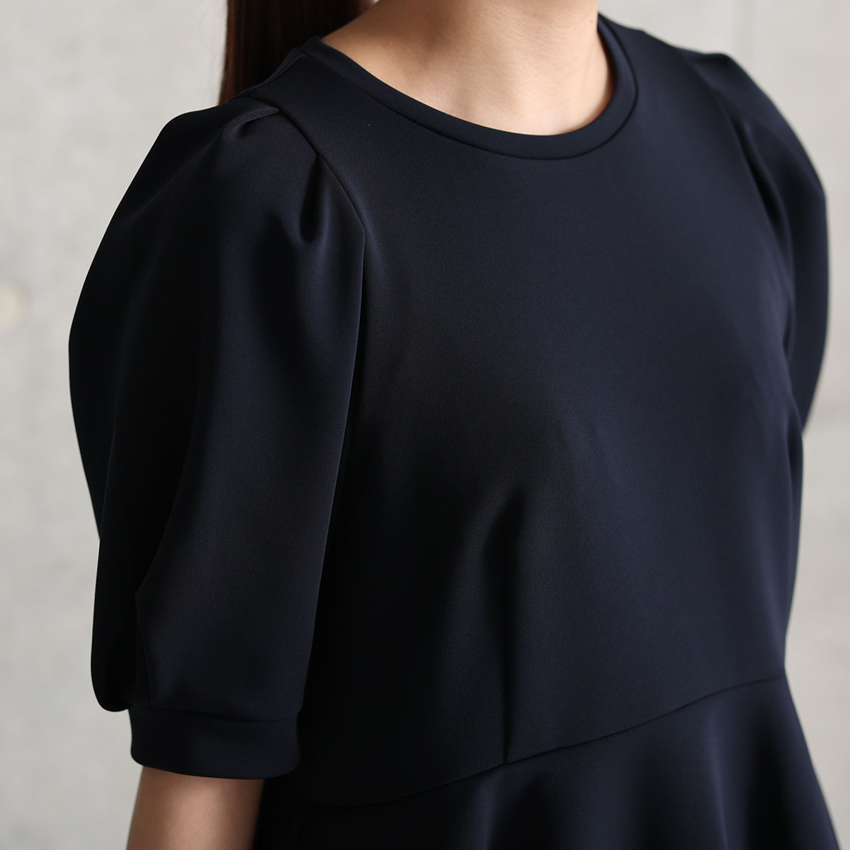 『Drape knit』 peplum tops NAVYの画像