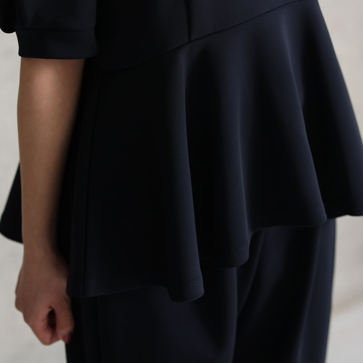 『Drape knit』 peplum tops NAVYの画像