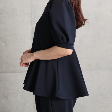 『Drape knit』 peplum tops NAVYの画像