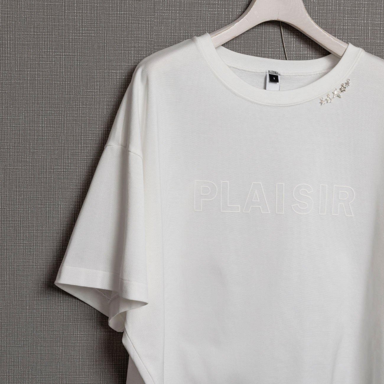 『PLAISIR』 LOGO Tee WHITEの画像