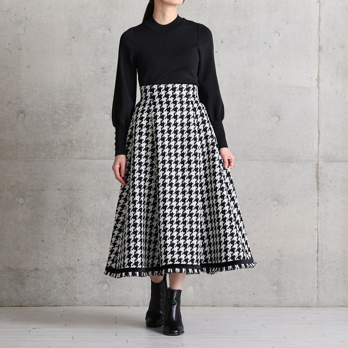 11月上旬お届け予定『Tulle houndstooth tweed』 Tuck flare skirt【全2色】の画像