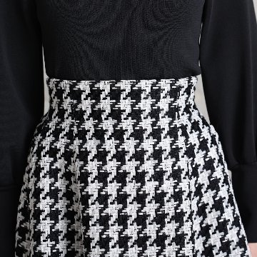 11月上旬お届け予定『Tulle houndstooth tweed』 Tuck flare skirt【全2色】の画像