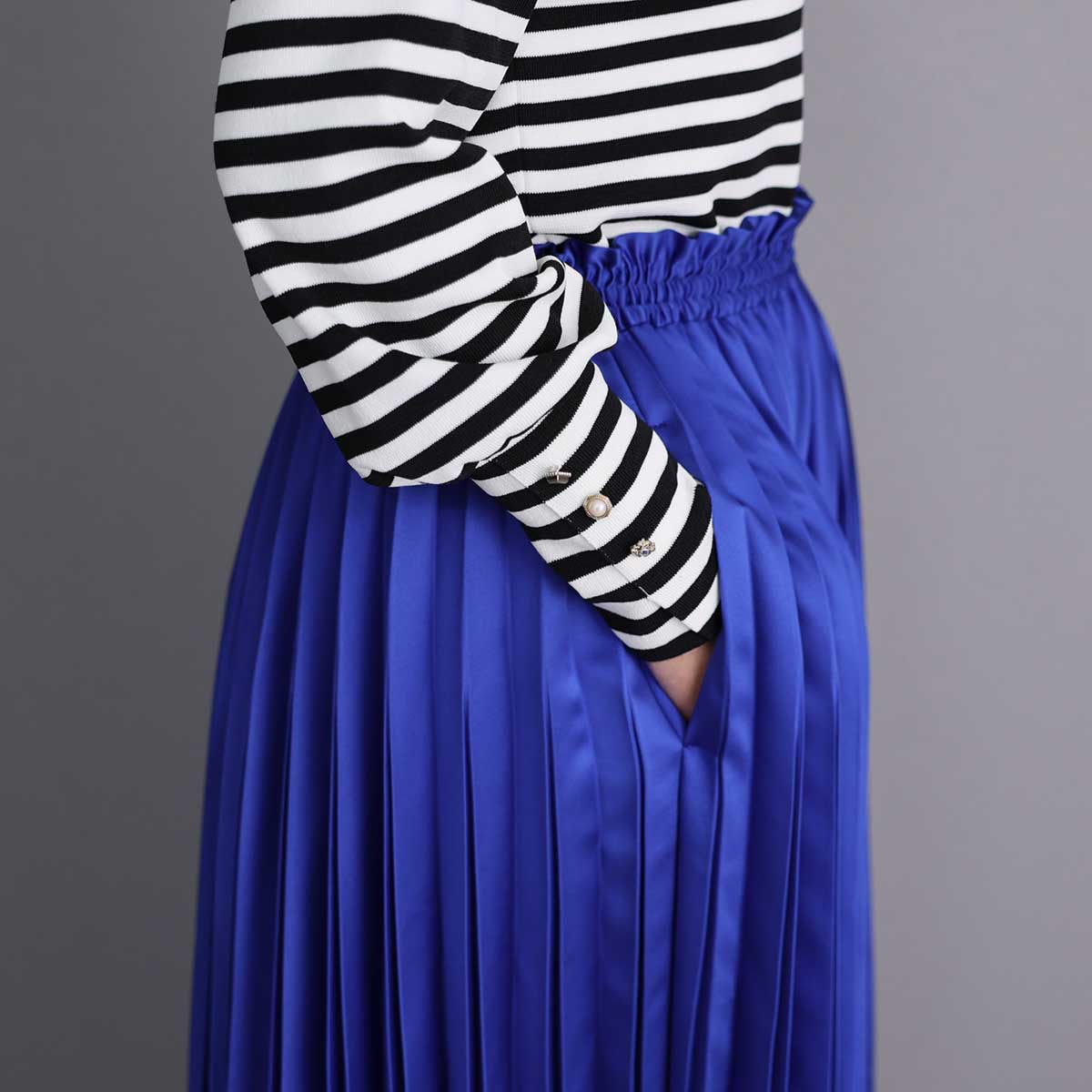 『Function satin pleats』 long skirt SAPPHIREの画像