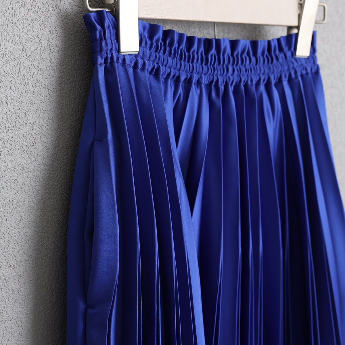 『Function satin pleats』 long skirt SAPPHIREの画像