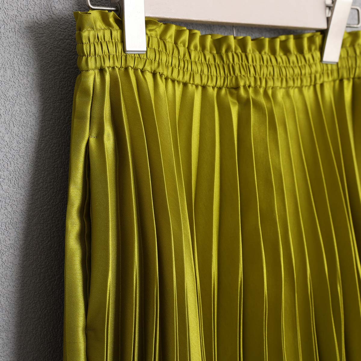 ３月上旬お届け予定 『Inflexion pleats』 Long skirt YELLOWの画像