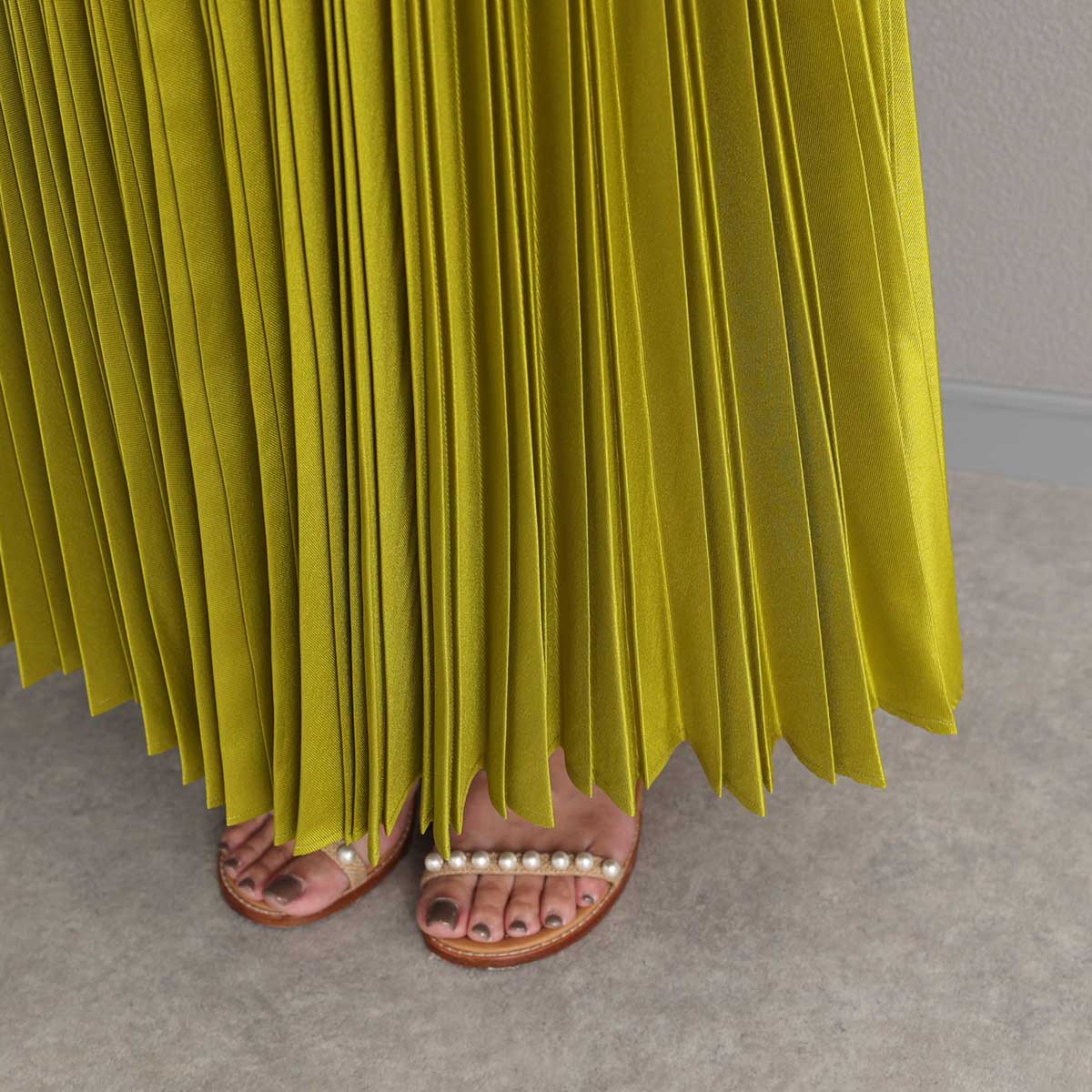 ３月上旬お届け予定 『Inflexion pleats』 Long skirt YELLOWの画像