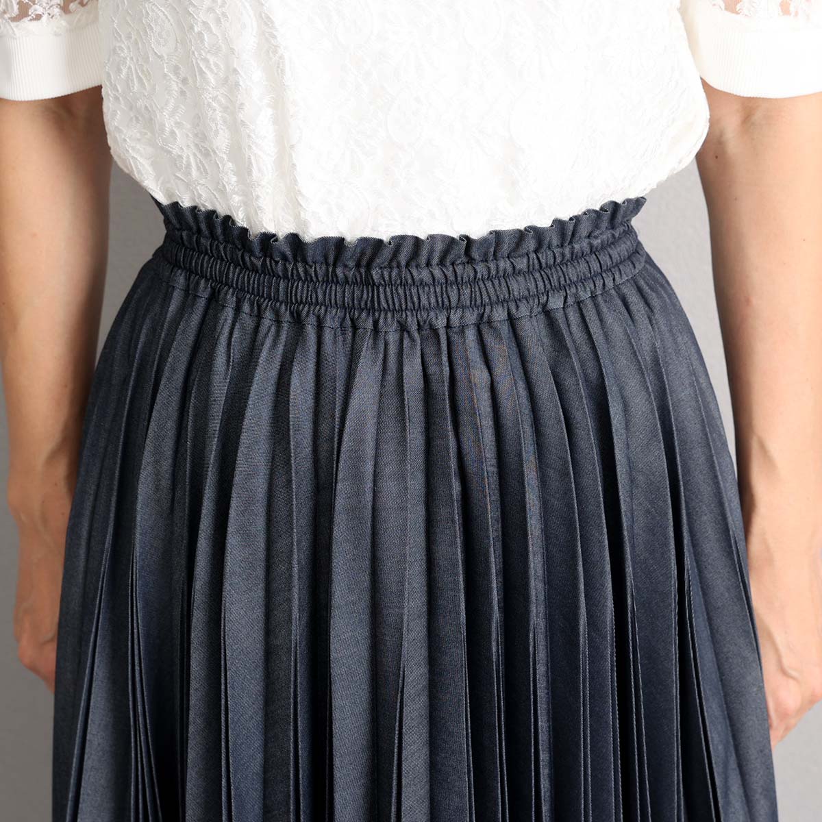 ３月上旬お届け予定 『Inflexion pleats』 Long skirt NAVY DENIMの画像