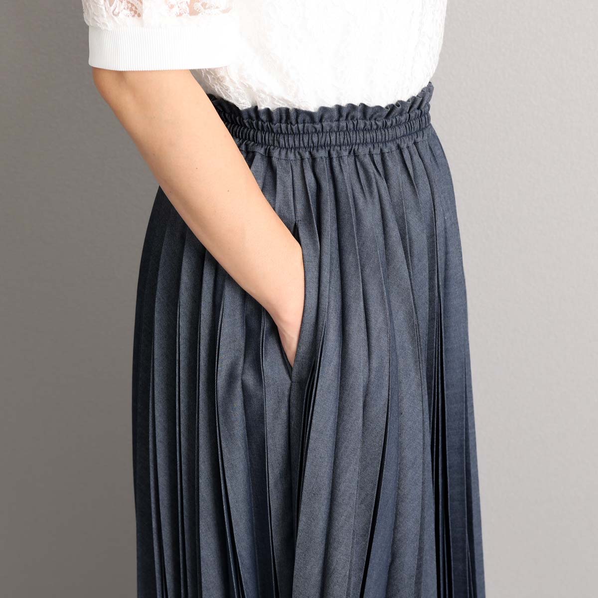 ３月上旬お届け予定 『Inflexion pleats』 Long skirt NAVY DENIMの画像