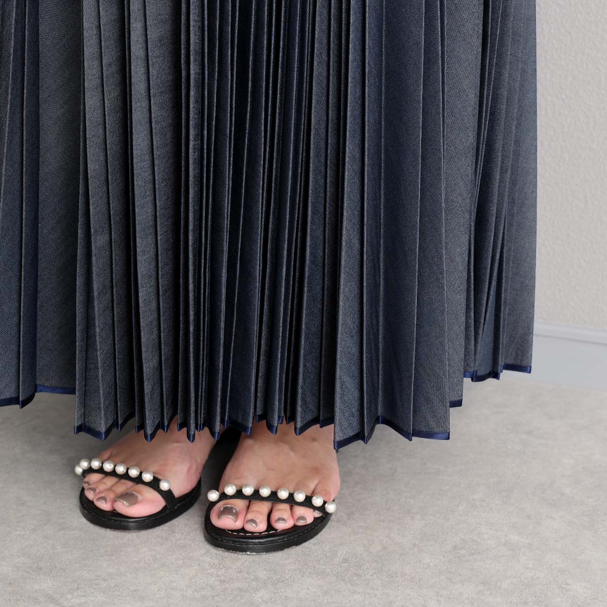 ３月上旬お届け予定 『Inflexion pleats』 Long skirt NAVY DENIMの画像