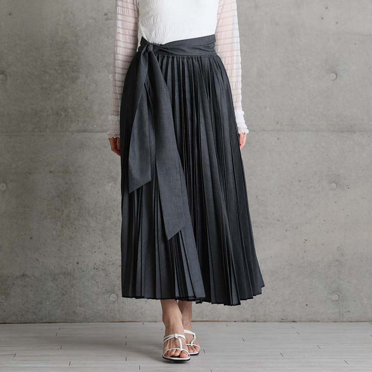 ３月上旬お届け予定 『Inflexion pleats』 Long skirt BLACK DENIMの画像