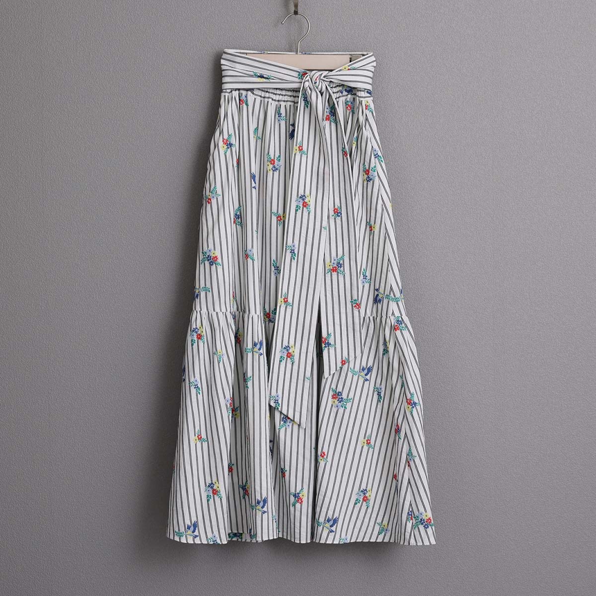 ５月上旬お届け予定『Robin stripe』 Tiered skirt WHITEの画像