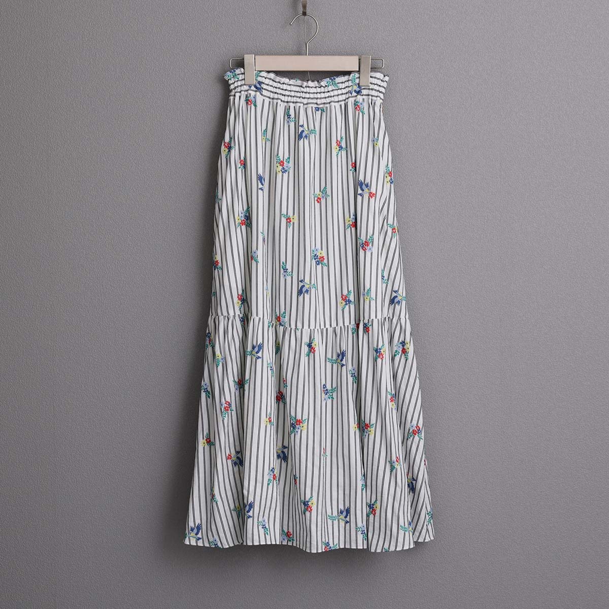 ５月上旬お届け予定『Robin stripe』 Tiered skirt WHITEの画像