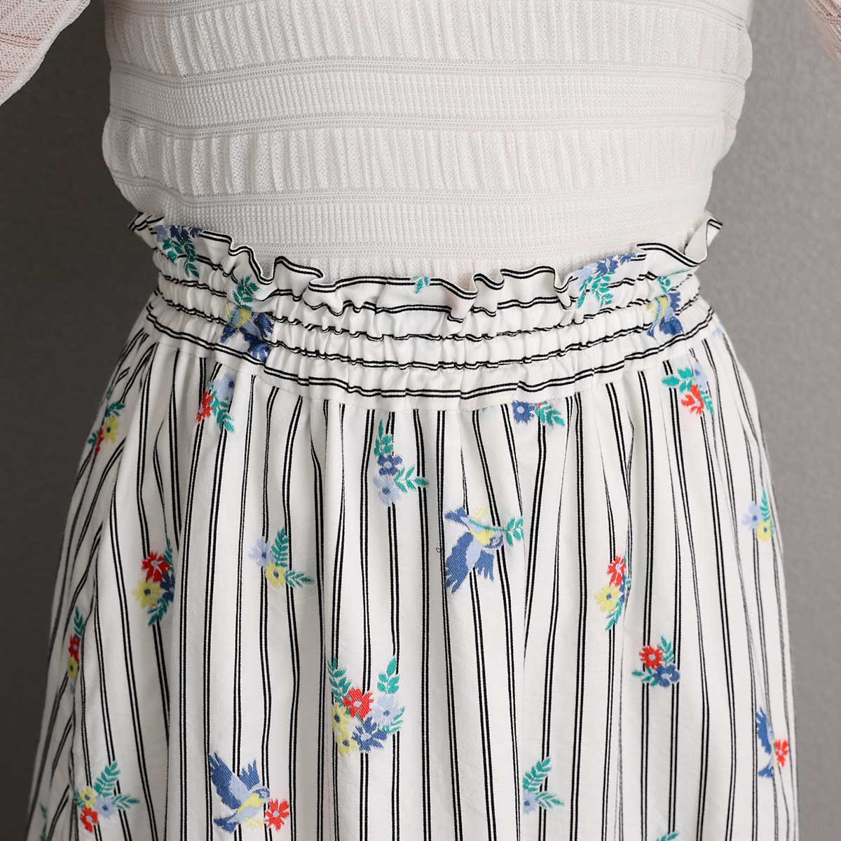 ５月上旬お届け予定『Robin stripe』 Tiered skirt WHITEの画像