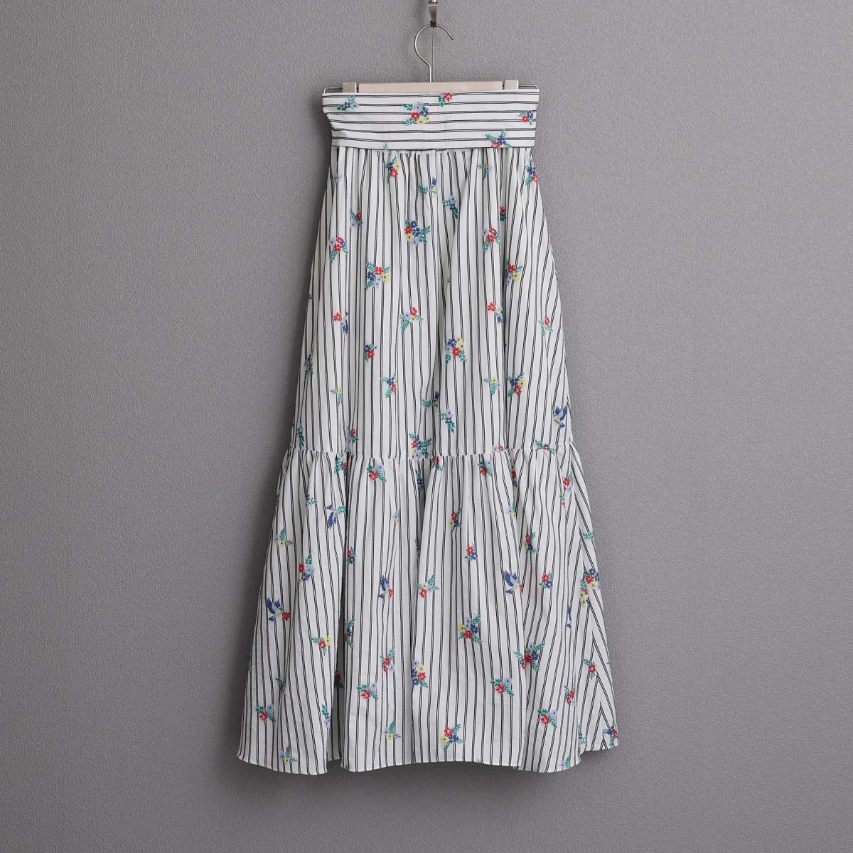 ５月上旬お届け予定『Robin stripe』 Tiered skirt WHITEの画像