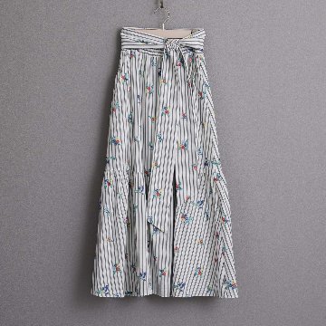 ５月上旬お届け予定『Robin stripe』 Tiered skirt WHITEの画像