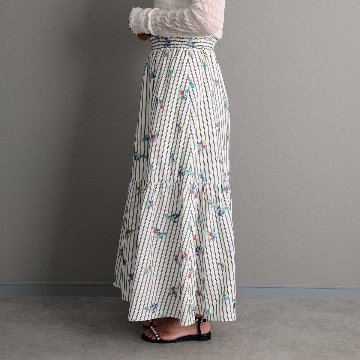 ５月上旬お届け予定『Robin stripe』 Tiered skirt WHITEの画像