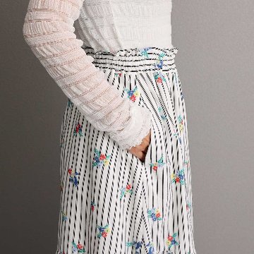 ５月上旬お届け予定『Robin stripe』 Tiered skirt WHITEの画像