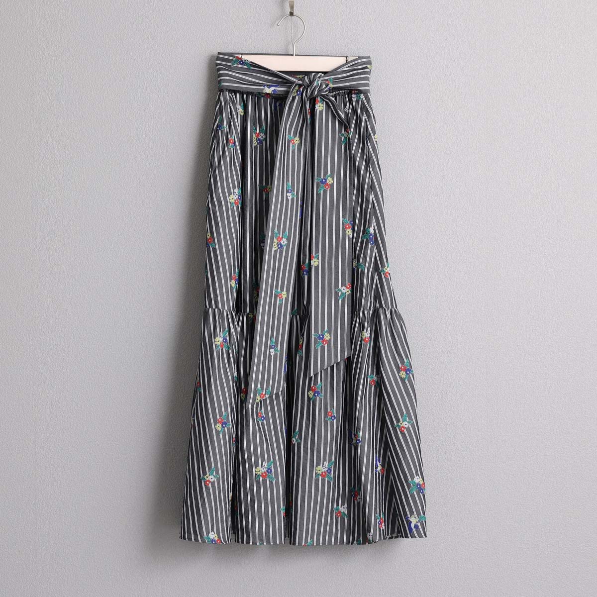 ５月上旬お届け予定『Robin stripe』 Tiered skirt BLACKの画像