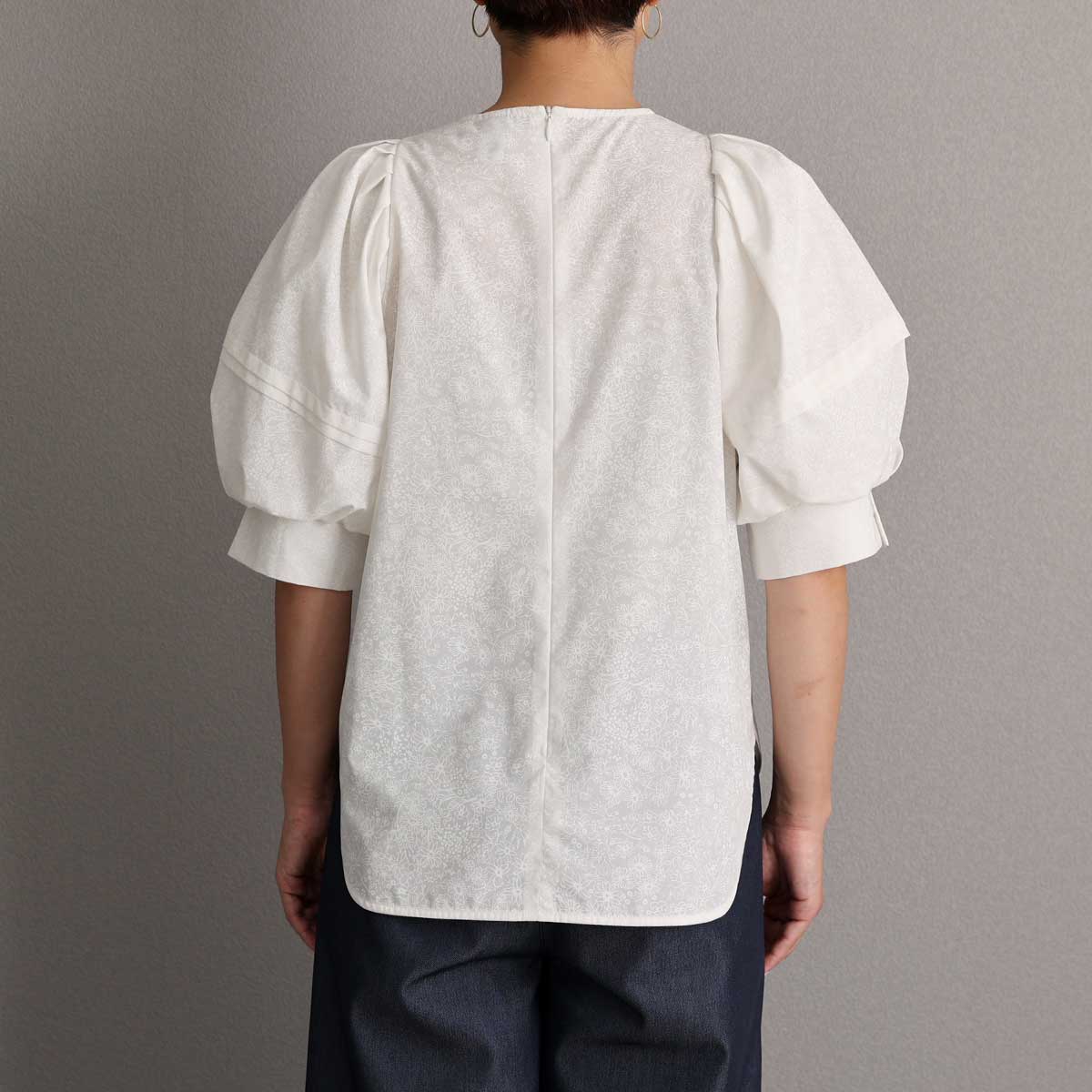 5月上旬お届け予定『Robin flower』 Volume sleeve blouse WHITEの画像