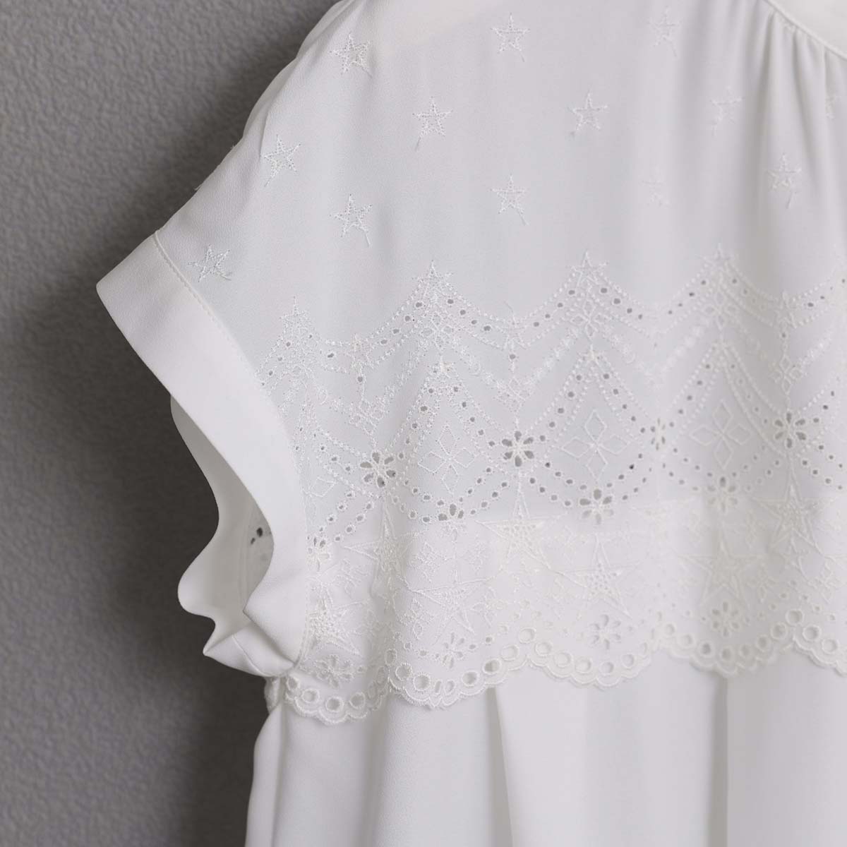 ６月上旬お届け予定『Stella scallop』 French sleeve blouse WHITEの画像