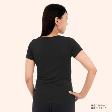 C【BecomeショートスリーブTシャツ】更年期の女性たちに快適なウェアを　ホットフラッシュや寝汗に対応、4つの重要な働き。縫い目のない軽量素材画像