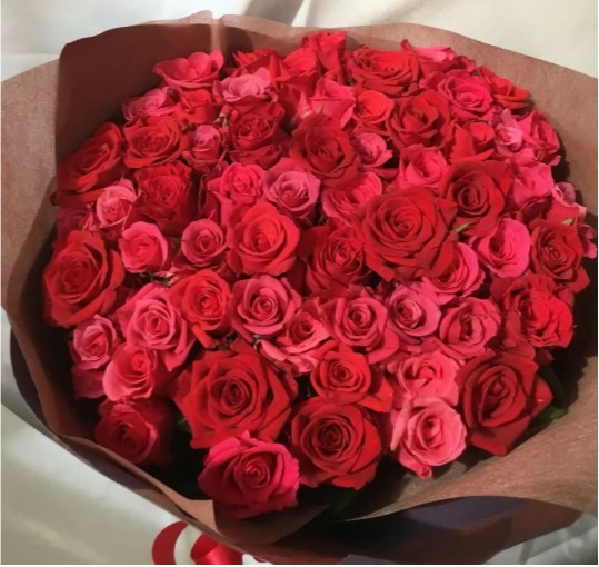 摘みたて　新鮮　生花　バラの花束100本　の画像