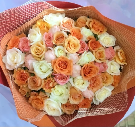 摘みたて　新鮮　生花　バラの花束60本　の画像