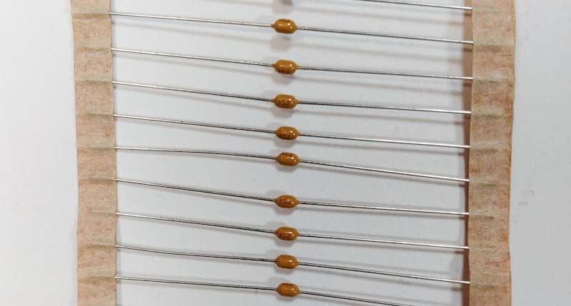 セラミックコンデンサ（アキシャル）の画像