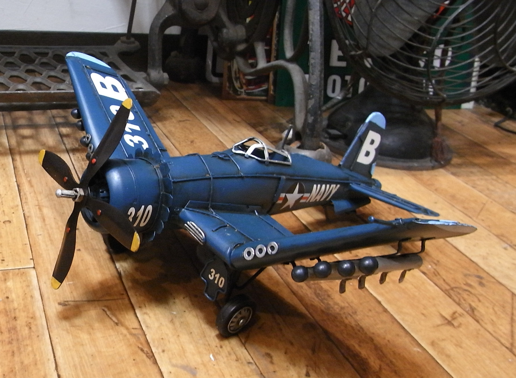 ブリキ製戦闘機 【コルセア】　ブリキのおもちゃ　ブリキ製飛行機　アメリカン雑貨画像