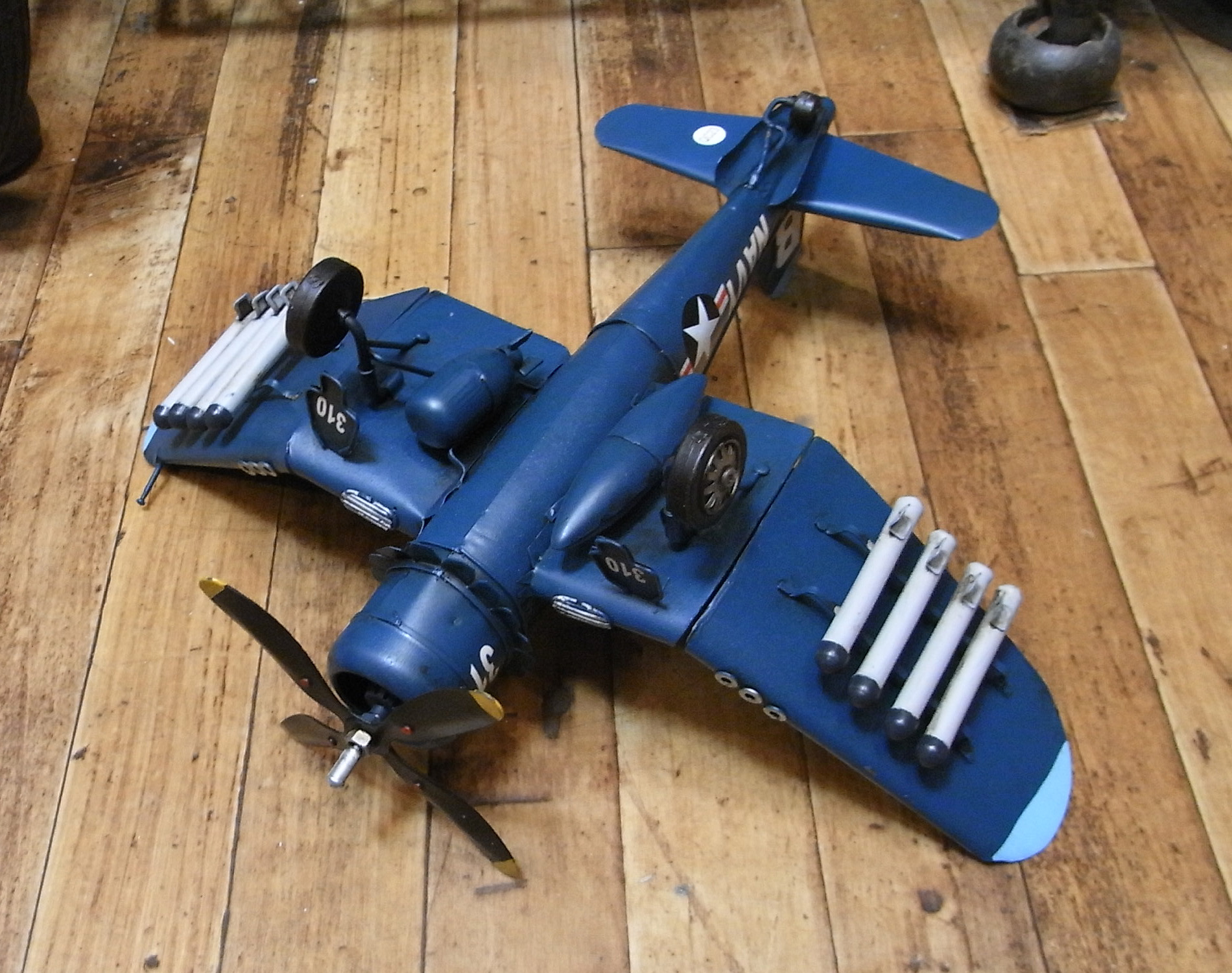 ブリキ製戦闘機 【コルセア】　ブリキのおもちゃ　ブリキ製飛行機　アメリカン雑貨画像