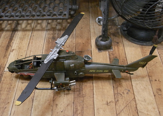  攻撃用ヘリコプター ブリキのおもちゃ　ブリキ製飛行機　アメリカン雑貨画像