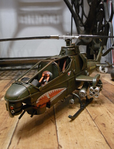  攻撃用ヘリコプター ブリキのおもちゃ　ブリキ製飛行機　アメリカン雑貨画像