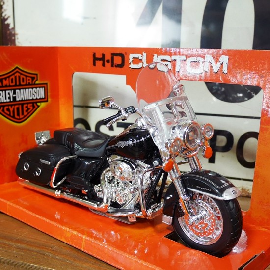 ハーレーダビッドソン2013 FLHRC ROAD KING クラシック  バイク  アメリカン雑貨画像
