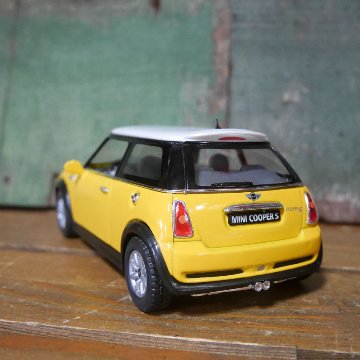 ミニクーパS 1/28 プルバックミニカー mini cooper　キンスマート アメリカン雑貨の画像