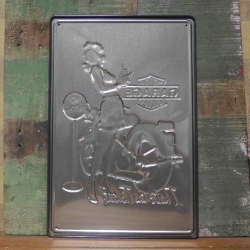 ブリキ看板 GARAGE GIRL ピンナップガール  インテリア A4サイズ エンボスティンプレート　アメリカン雑貨の画像